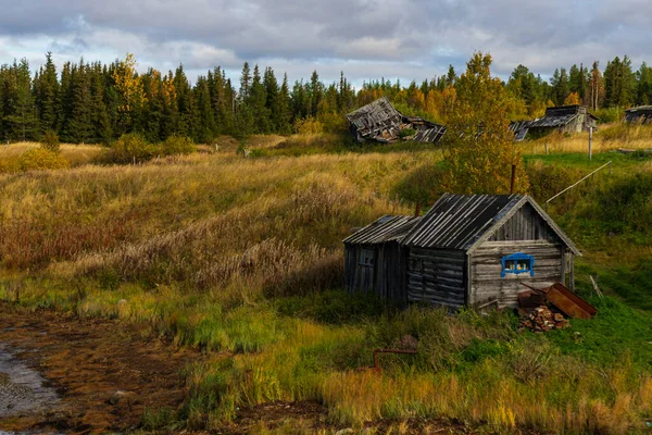 Trä gammalt hus på floden — Stockfoto