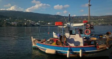 Yunanistan 'ın Saronik Körfezi' ndeki Aegina adasındaki Portes köyünde balıkçı tekneleri