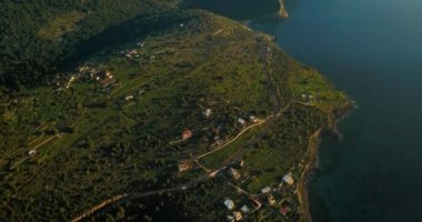 Yunanistan 'ın Saronik Körfezi' ndeki Aegina adasındaki Portes köyünün hava manzarası