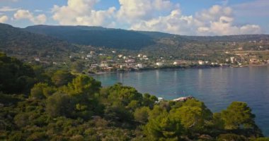 Yunanistan 'ın Saronik Körfezi' ndeki Aegina adasındaki Portes köyünün hava manzarası