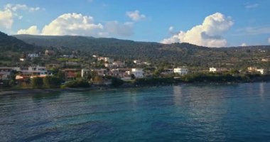 Yunanistan 'ın Saronik Körfezi' ndeki Aegina adasındaki Portes köyünün hava manzarası