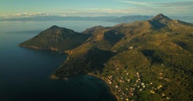 Yunanistan 'ın Saronik Körfezi' ndeki Aegina adasındaki Portes köyünün hava manzarası