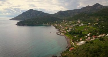 Yunanistan 'ın Saronik Körfezi' ndeki Aegina adasındaki Portes köyünün hava manzarası