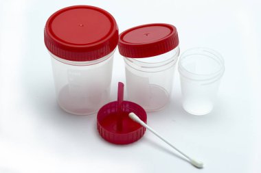 Testler için şeffaf plastik kaplar, idrar. Analiz için bankalar. Kırmızı kapaklı boş kaplar.