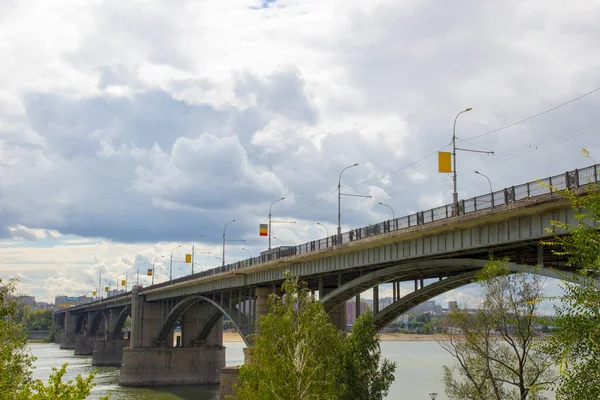 Big bridge over a wide river, October Communal bridge over the Ob River in Novosibirsk, Siberia, Russia. — Stock Image Big Bridge Wide River October Communal Bridge River Novosibirsk Siberia Royalty Free Stock Photos