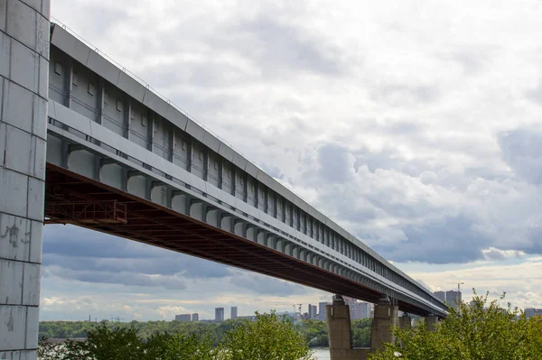 Russia, Novosibirsk. View of the Novosibirsk Metro Bridge across the Ob River. — Stock Image Russia Novosibirsk View Novosibirsk Metro Bridge River Stock Image