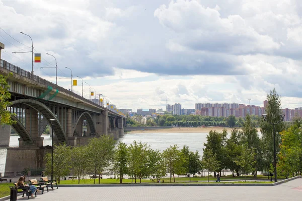 Big bridge over a wide river, October Communal bridge over the Ob River in Novosibirsk, Siberia, Russia. — Stock Image Big Bridge Wide River October Communal Bridge River Novosibirsk Siberia Stock Photo