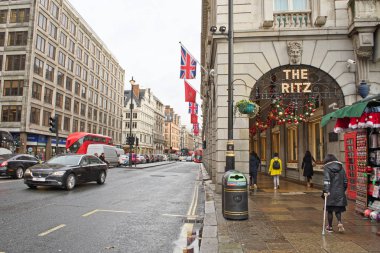 Londra, İngiltere - 27 Kasım 2017: insanlar ünlü Ritz otel 