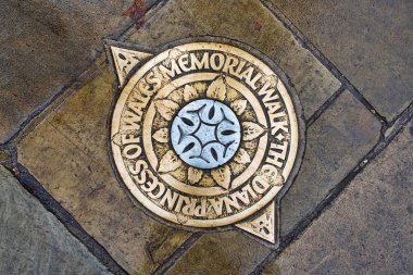Londra, İngiltere - 27 Kasım 2017: Diana Princess of Wales memorial yürüme işareti Buckingham Palace yakınındaki