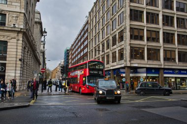 Londra, İngiltere - 27 Kasım 2017: Londra cityscape tipik kırmızı çift katlı otobüs ve siyah taksi