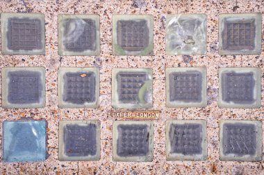 Londra, İngiltere - 27 Kasım 2017: Tipik cam blok Bodrum aydınlatma için belirlenmiş yerde