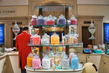 Londra, İngiltere - 27 Kasım 2017: Kırmızı elbise-ceket efsanevi büyük tatlılar dükkanda Fortnum'un ve Mason satıcısı. Dükkan 1707'William Fortnum'un ve Hugh Mason belirlenir