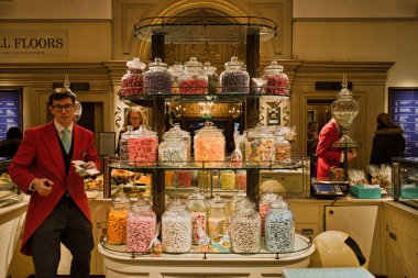 Londra, İngiltere - 27 Kasım 2017: Kırmızı elbise-ceket efsanevi büyük tatlılar dükkanda Fortnum'un ve Mason satıcısı. Dükkan 1707'William Fortnum'un ve Hugh Mason belirlenir