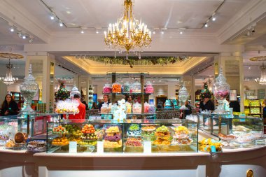 Londra, İngiltere - 27 Kasım 2017: Kırmızı elbise-ceket efsanevi büyük tatlılar dükkanda Fortnum'un ve Mason satıcısı. Dükkan 1707'William Fortnum'un ve Hugh Mason belirlenir