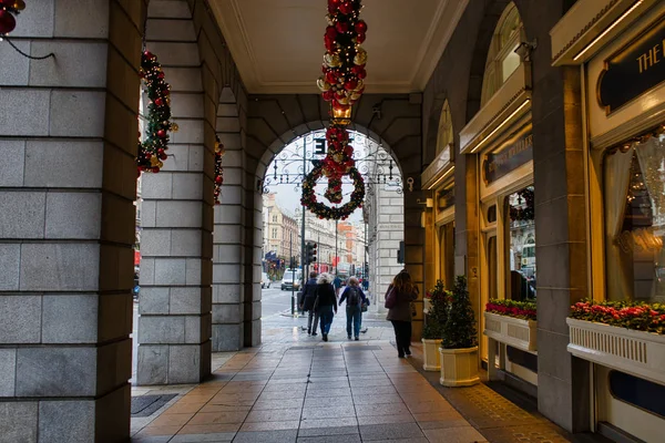 London November 2017 People Goimg Arches Ritz Hotel Decorated Christmas — Stock Photo, Image