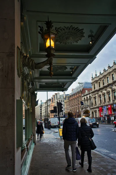 2017年11月27日 人们走近传奇巨大的 Fortnum 和梅森糖果店 该店成立于1707年由威廉 Fortnum 和休梅森 — 图库照片