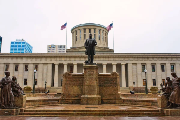 Columbus, Ohio, Amerika Birleşik Devletleri - Şubat 2018: William Mckinley, Amerika Birleşik Devletleri anıt Ohio Statehouse yakınındaki Başkanı XV. Statehouse Yunan Revival tarzda inşa edilmiş