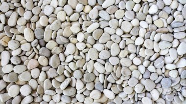 Bir plaj arka plan üzerinde beyaz çakıl