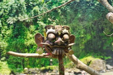 Eski korkunç el yapımı Balinese maske uzun dil ile