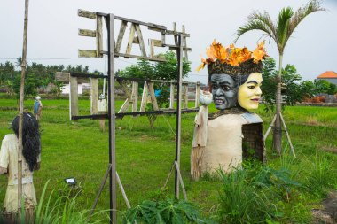 Pirinç alan koruma üç başlı korkunç godhead. Bali, Endonezya