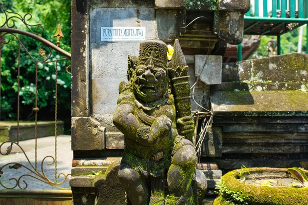 Escultura Piedra Cubierta Por Musgo Verde Ubud Bali Indonesia — Foto de Stock