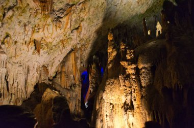 Postojna mağaralar renkli aydınlatma. Postojna, Slovenya