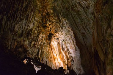 Postojna mağaralar renkli aydınlatma. Postojna, Slovenya