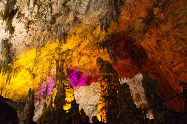 Postojna mağaralar renkli aydınlatma. Postojna, Slovenya