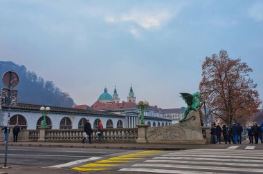 Ljubljana, Slovenya - Ocak 2019: Ünlü Dragon Köprüsü'nde bir kış gününde görünümü