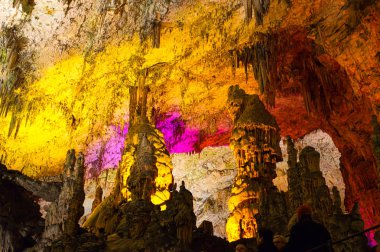 Postojna mağaralar renkli aydınlatma. Postojna, Slovenya
