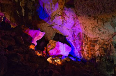 Postojna mağaralar renkli aydınlatma. Postojna, Slovenya