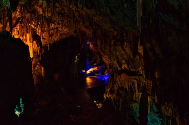Postojna mağaralar renkli aydınlatma. Postojna, Slovenya