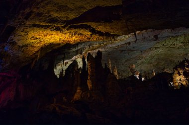 Postojna mağaralar renkli aydınlatma. Postojna, Slovenya