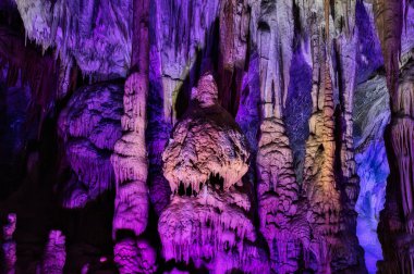 Postojna mağaralar renkli aydınlatma. Postojna, Slovenya