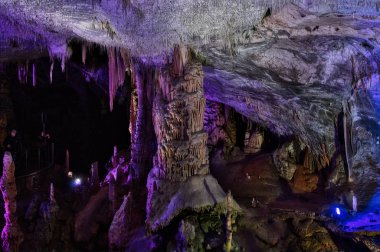 Postojna mağaralar renkli aydınlatma. Postojna, Slovenya