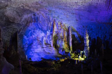 Postojna mağaralar renkli aydınlatma. Postojna, Slovenya