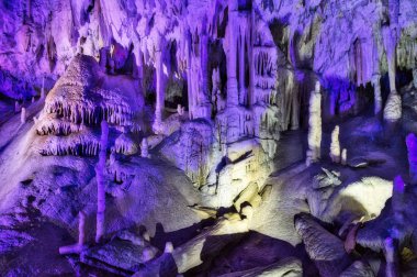 Postojna mağaralar renkli aydınlatma. Postojna, Slovenya