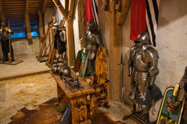 Predjama, Slovenya - Aralık 2018: Tarihsel sergi Predjamski Kalesi Ortaçağ mühimmat