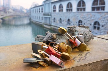 Ljubljana, Slovenya - Aralık 2018: Modern Sanat heykel kalbinde Ljubljana Bridge'de bir kasap kilitler ile
