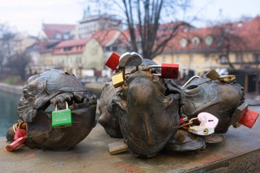 Ljubljana, Slovenya - Aralık 2018: Modern Sanat heykel kalbinde Ljubljana Bridge'de bir kasap kilitler ile