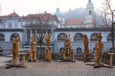 Ljubljana, Slovenya - Aralık 2018: Elektrikli testere yardımı ile yapılmış ahşap heykeller, 