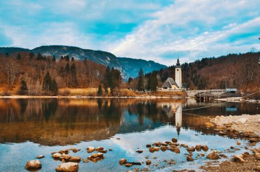 Güzel göl Bohinj Triglav Ulusal Park'ta bir kış günü