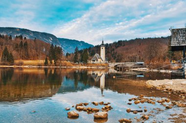 Güzel göl Bohinj Triglav Ulusal Park'ta bir kış günü