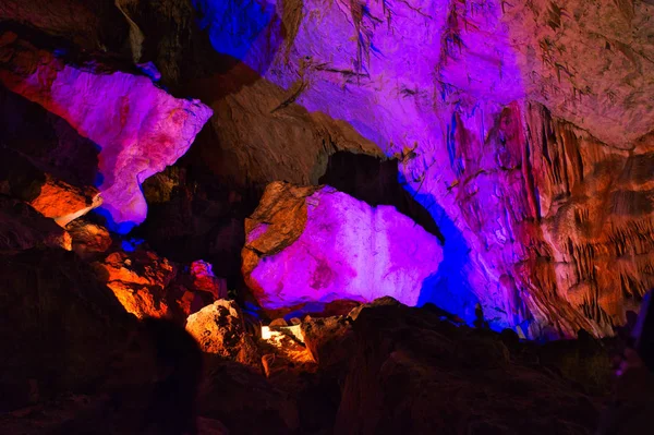 ポストイナ鍾乳洞のカラフルなイルミネーション スロベニア ポストイナ — ストック写真