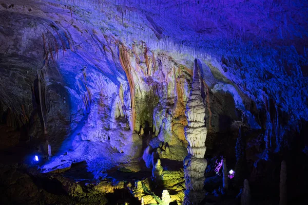 Postojna mağaralar renkli aydınlatma. Postojna, Slovenya