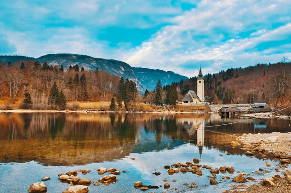 Güzel göl Bohinj Triglav Ulusal Park'ta bir kış günü