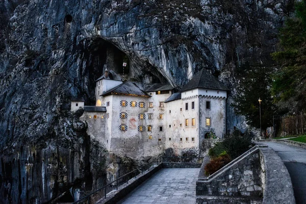 Bellissimo Castello Medievale Predjama Costruito All Interno Della Montagna Rocciosa Foto Stock