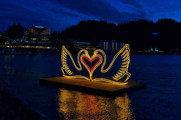 Scultura Del Cigno Leggero Guidata Bicicletta Sul Lago Bled Slovenia Fotografia Stock