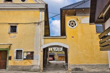 Slovenya 'daki Kamna Gorica köyünün yıpranmış evi