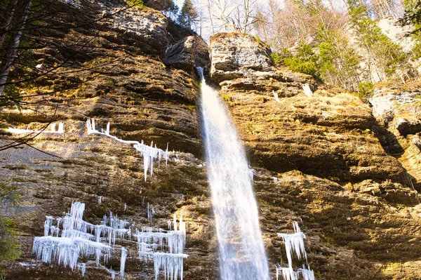 Felvértez Vízesés Pericnik Körülvéve Téli Triglav Nemzeti Park Szlovéniában — Stock Fotó